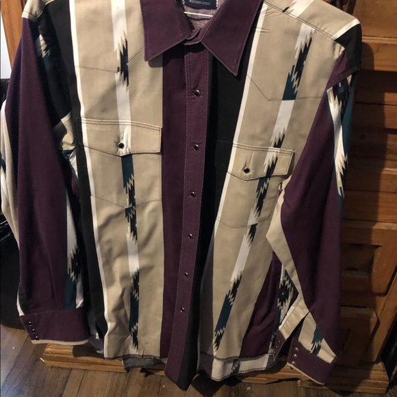 4 Wrangler Shirts, sold separately or buy 1 get 1 free. - Picture 3 of 4